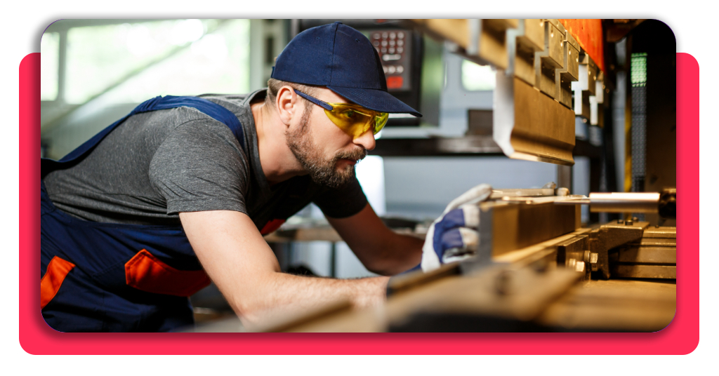 Cursos LABORA gratis en Valencia: inscríbete y consigue empleo 3 Trabajador especializado operando maquinaria de control numérico en un entorno industrial para garantizar un proceso de producción eficiente y seguro.