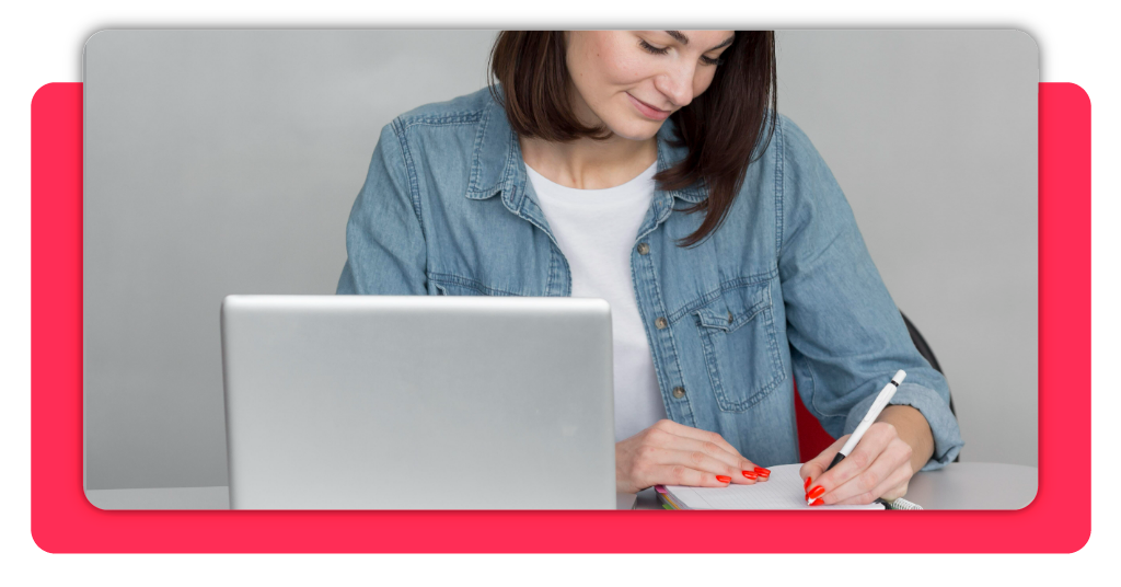 Una estudiante de un curso del SEPE preparándose para presentar su primera evaluación y continuar avanzando en su formación 100% subvencionada.