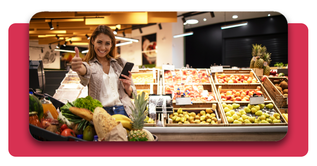 Curso de carretillero gratis: consigue empleo en Mercadona ya 2 Una mujer sonríe a la cámara mientras sujeta su teléfono. Hace un ademán de victoria con el pulgar porque la compra que hizo en Mercadona fue muy económica.