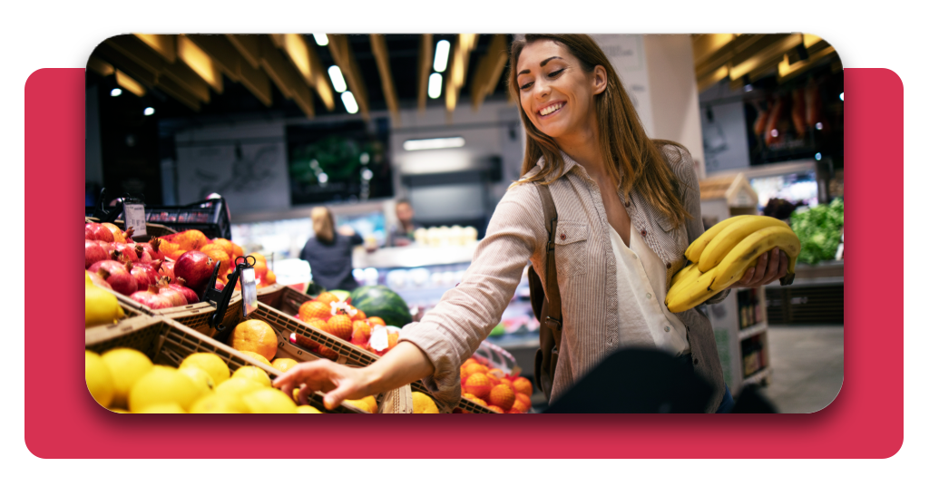 Curso de carretillero gratis: consigue empleo en Mercadona ya 3 Una mujer sonríe porque encontró fruta fresca mientras hacía sus compras en Mercadona. Al parecer, hay una oferta, ya que lleva varias bananas en la mano.