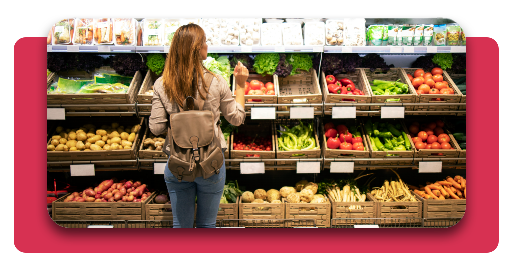 Curso de carretillero gratis: consigue empleo en Mercadona ya 4 Una mujer está seleccionando frutas y verduras en Mercadona. Está priorizando las bandejas por sobre las exhibidas en el mostrador debido a su frescura.
