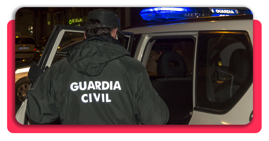 ¿Quieres ser Guardia Civil? Inscríbete al curso de preparación ahora 2 Hombre joven perteneciente a la Guardia Civil española en una carretera de día y al aire libre. Está de espaldas y luce su uniforme de trabajo.