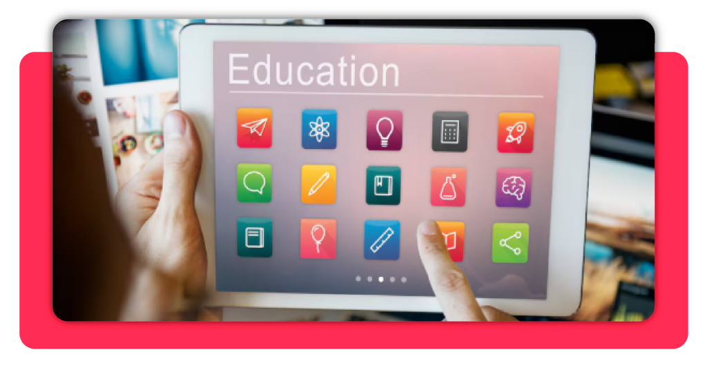 Persona revisando aplicaciones educativas en su teléfono móvil para adquirir nuevas habilidades técnicas y mejorar su perfil profesional en el mercado laboral.