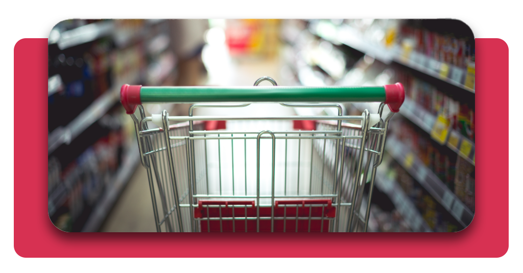 Trabaja en Mercadona: curso de carretillero para acceder a vacantes 2 Un carrito de compras estacionado en el pasillo de un supermercado, reflejando la necesidad de adquirir productos para sustentar la alimentación.