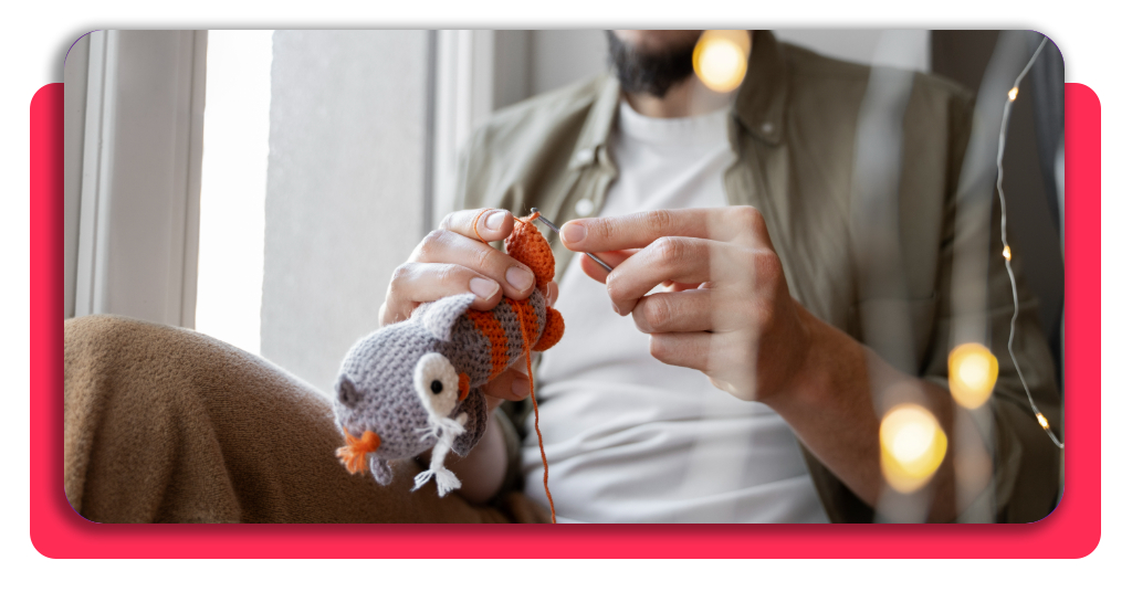 Aprende crochet desde cero: curso gratis desde el móvil 2 Persona tejiendo a crochet con un ovillo de lana