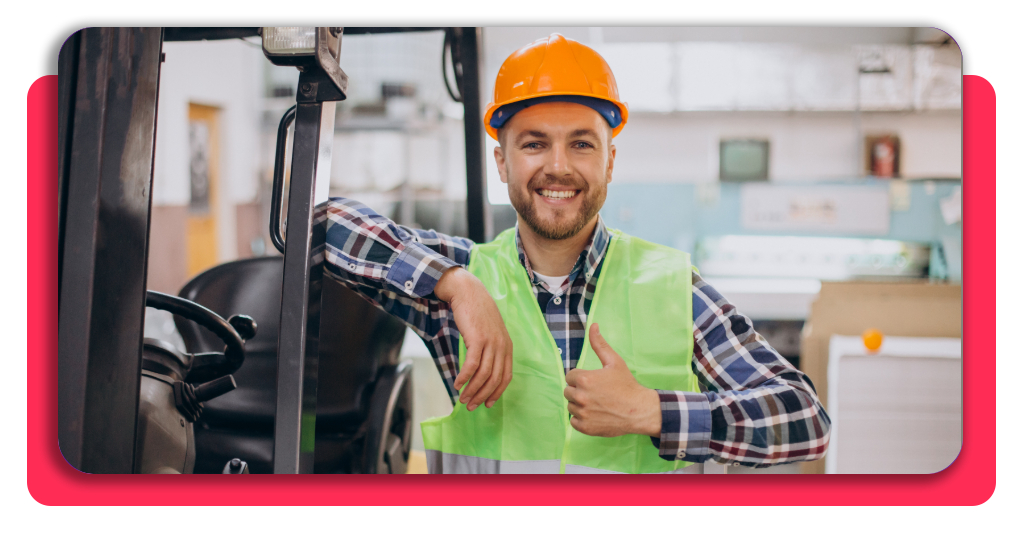 Gana hasta 27.000 €: curso de carretilla retráctil subvencionado 1 Hombre trabajando en un almacén conduciendo una carretilla elevadora
