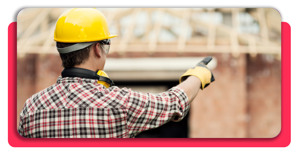 Inmigrante, consigue empleo rápido: curso operario de la construcción 4 Trabajador de la construcción señalando en obra