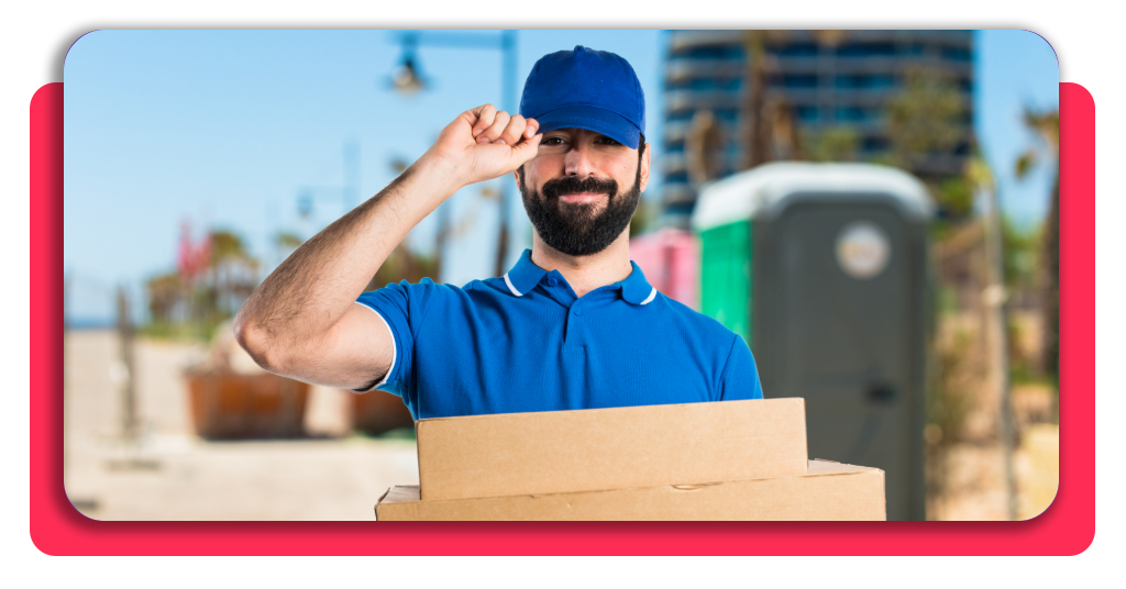 6 cursos gratis para repartidores: mejora tu perfil y gana más 2 Repartidor con uniforme en la calle cargando cajas de cartón
