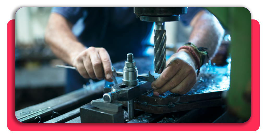 Sé tornero (25.000€): curso gratis de mecanizado 2 Trabajador operando máquina industrial en taller de mecanizado