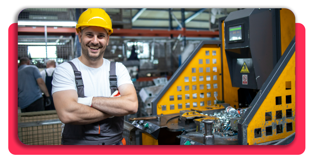 Sé tornero (25.000€): curso gratis de mecanizado 3 Trabajador de fábrica con brazos cruzados junto a máquina industrial
