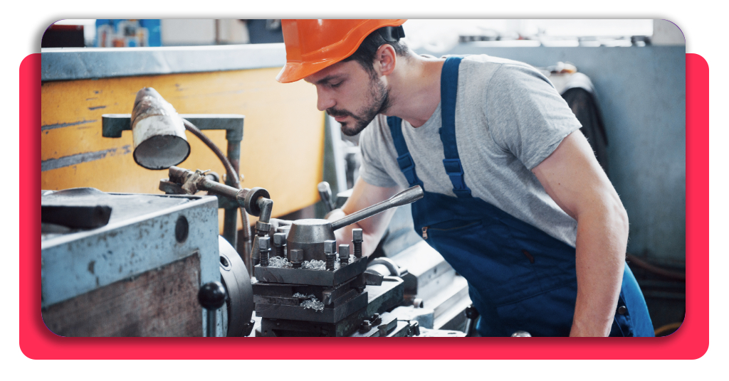 Sé tornero (25.000€): curso gratis de mecanizado 4 Joven trabajador con casco en fábrica de reciclaje de residuos