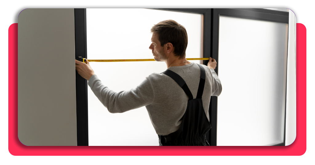 Deja la oficina: curso gratis de carpintería de aluminio 3 Un carpintero midiendo las dimensiones de una ventana con estructura de metal