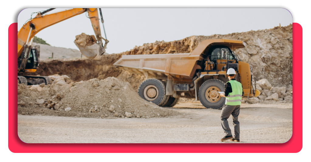 Consigue trabajo ya: curso de maquinaria de movimiento de tierras 1 Trabajador masculino operando una excavadora en una cantera de arena