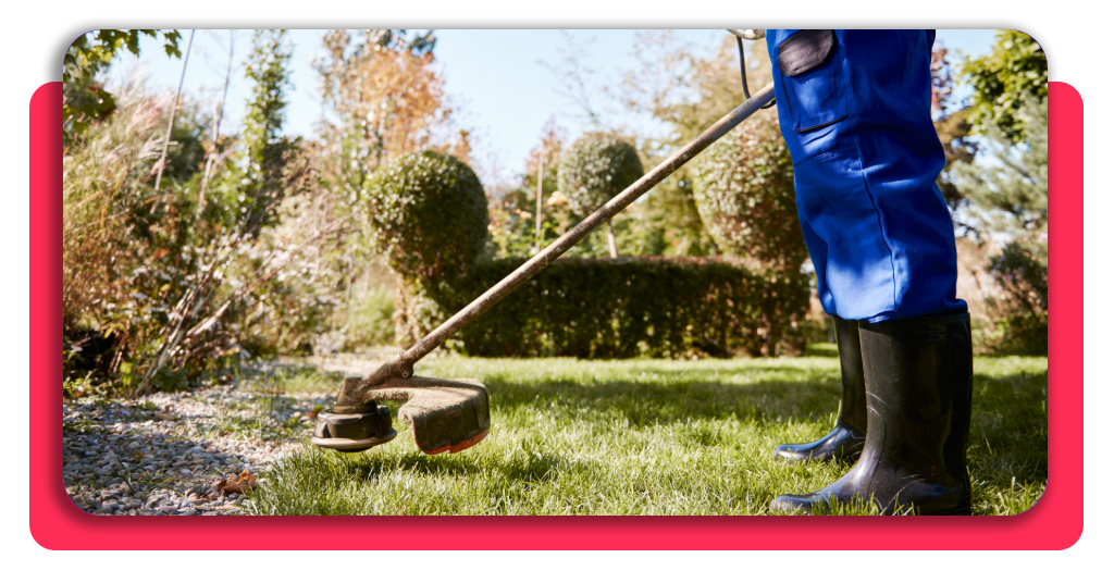 20 € la hora y trabajando al aire libre: aprende jardinería GRATIS 2 Jardinero con desbrozadora cortando el césped en un jardín