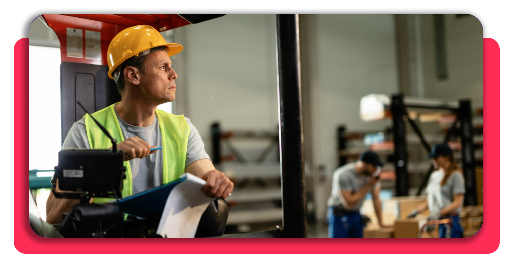 Curso de carretillero 100% GRATIS en 20h para almacén 2 Conductor de carretilla elevadora revisando papeleo en almacén