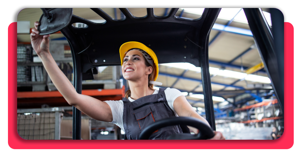 Curso de carretillero 100% GRATIS en 20h para almacén 3 Conductora industrial profesional operando máquina elevadora en almacén