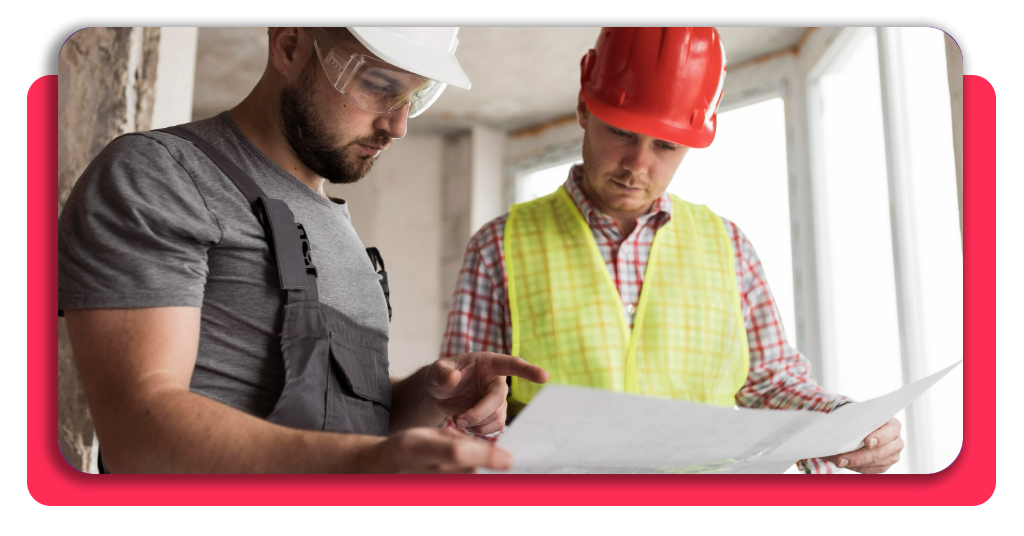TRABAJA EN OBRA: Empieza ahora el curso de albañil 100% GRÁTIS 2 Hombres mirando proyecto de construcción