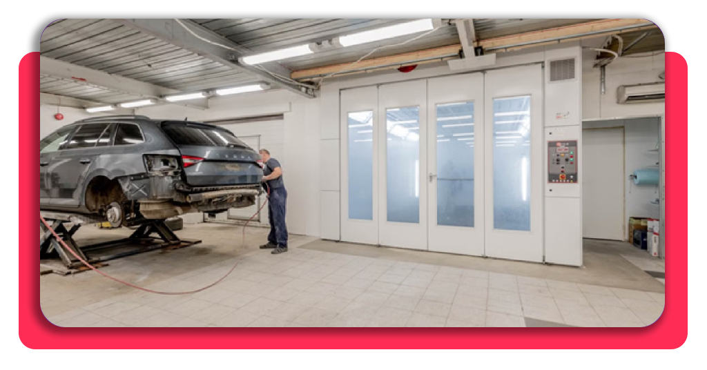 Curso 100% GRATIS de pintura de coches con clase práctica 1 Un hombre trabajando en un taller mecánico realizando labores de mantenimiento de pintura de un coche