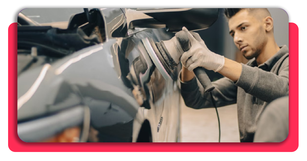 Curso 100% GRATIS de pintura de coches con clase práctica 3 Un hombre joven trabajando en un taller de pintura de coches asegurándose de que los acabados queden impecables