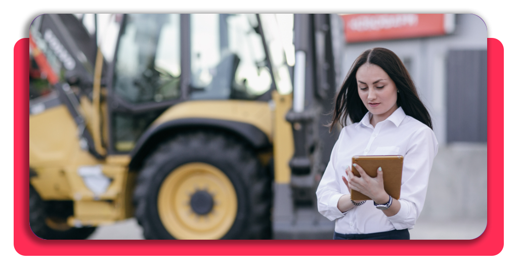 Curso de tractorista: consigue tu título en 10 HORAS (gratis) 1 Persona revisando documentación para solicitar un curso de tractorista