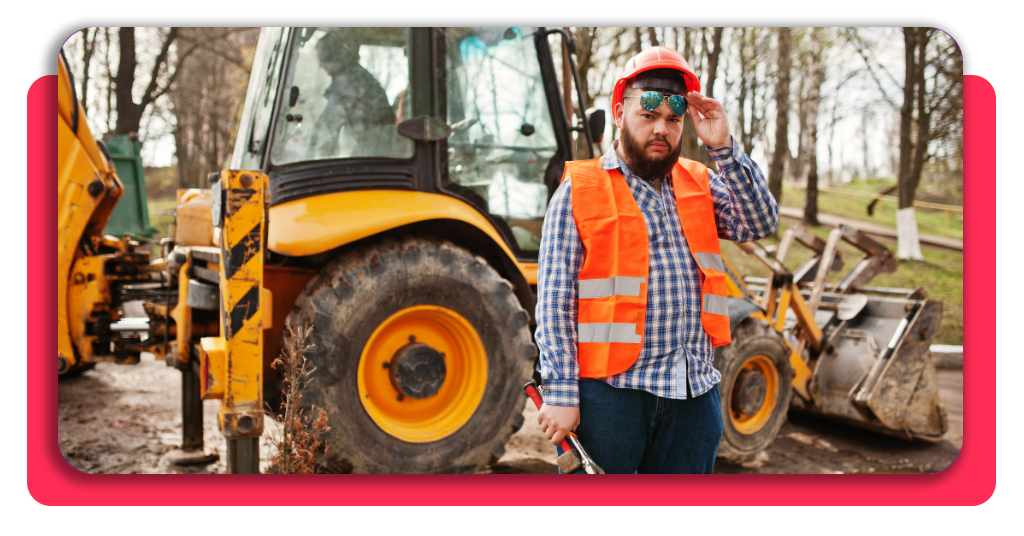 Curso de tractorista: consigue tu título en 10 HORAS (gratis) 2 Trabajador agrícola con casco de seguridad junto a maquinaria y llave inglesa